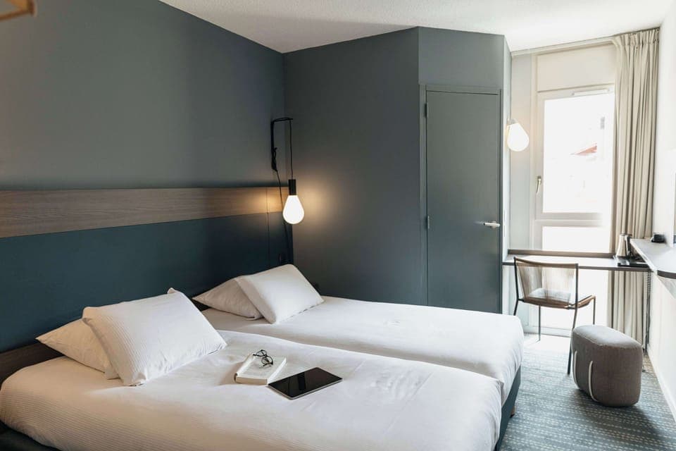 Standard Room, 2 Twin Beds | Premium bedding, desk, laptop workspace, blackout drapes