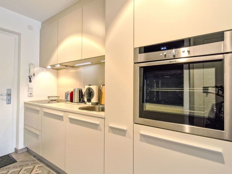 Kitchen, Kitchen Appliance, Major Appliance, Interior Design, Countertop, Cabinetry, Flooring, Home Appliance, Ceiling, Floor