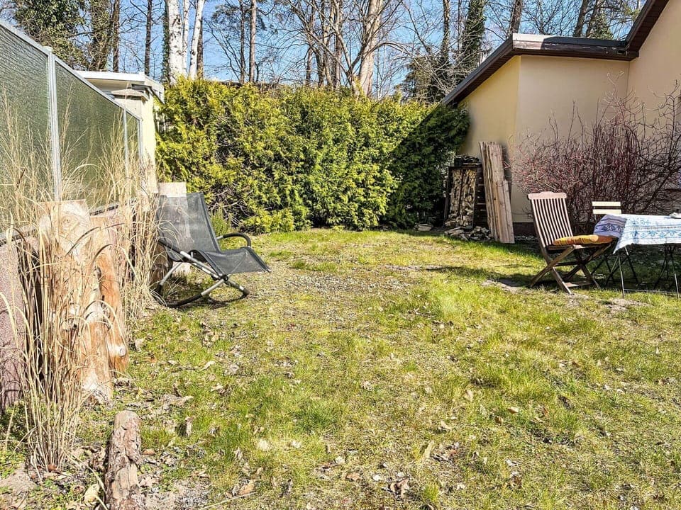 Grass, Shrub, Garden, Land Lot, Groundcover, Backyard, Lawn, Shade, Yard, Landscaping