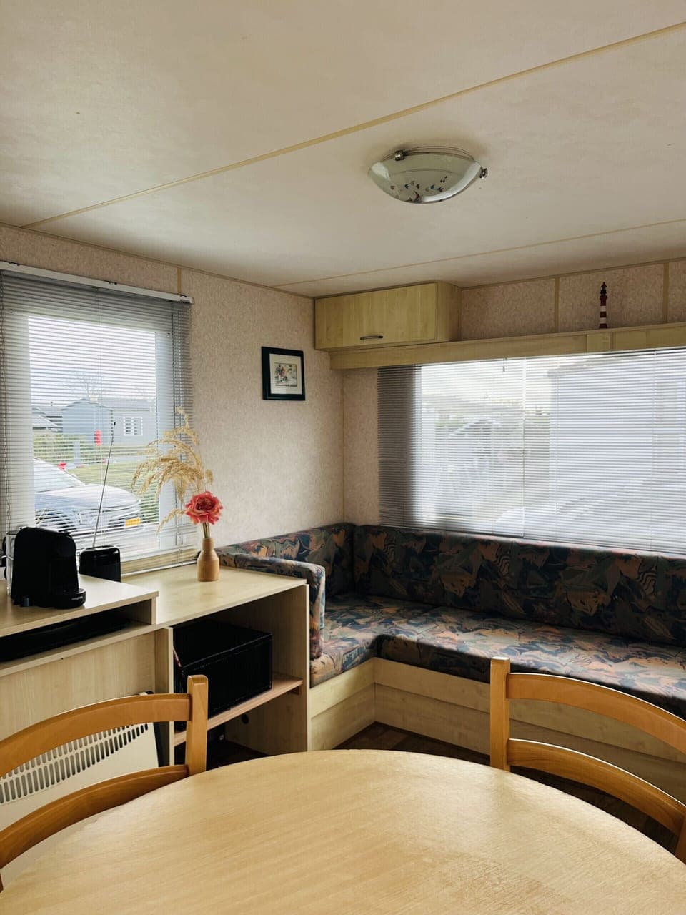 Living room with sofa from ZP 340 at Camping de Zandput.