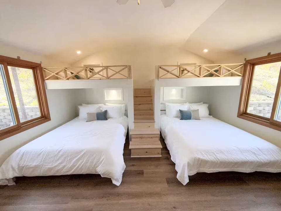 2 stylish queen bedrooms (shared full bathroom) 1 Large en-suite bunk room for 6