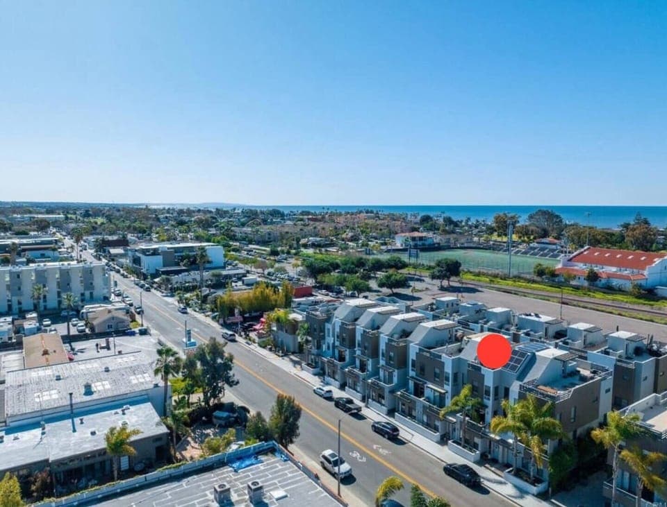 10-Minutes' Walk to the Beach, 5-Minutes' Walk to the Coaster