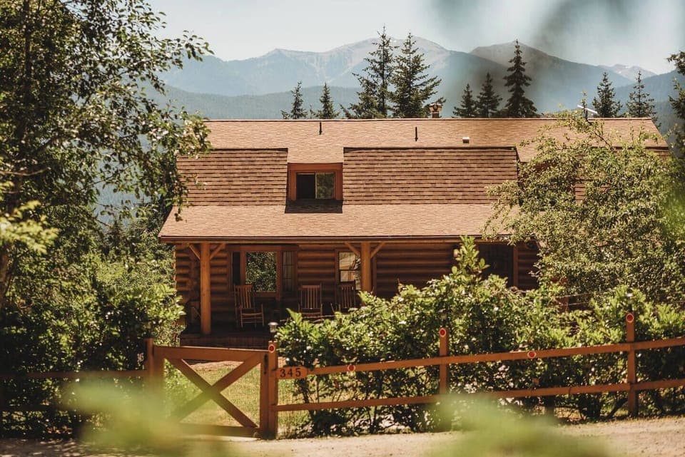 Welcome to Olympic View Haven! Where the mountain views are far and wide, wildlife is abundant, and the only sound you’ll hear is the wind through the valley. Come stay and find serenity️