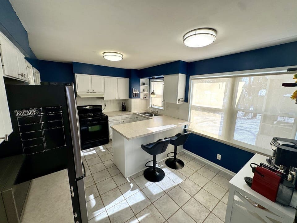 Great Kitchen with Breakfast Bar and fully stocked!