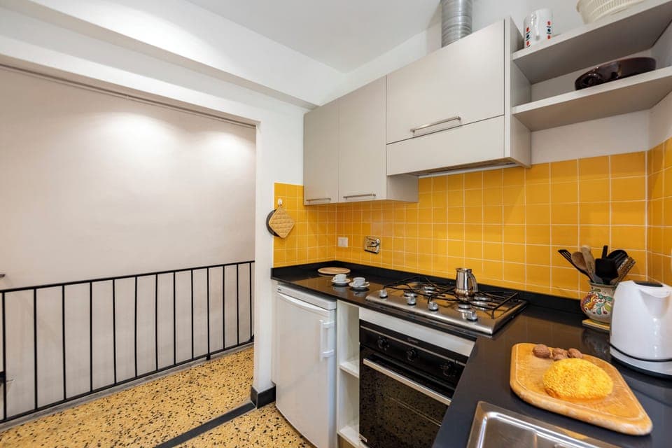 Fridge, stovetop, coffee/tea maker, electric kettle