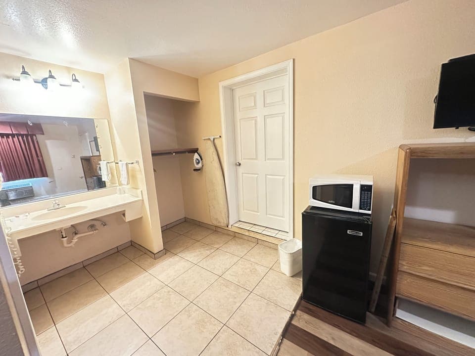 Standard Room, 1 Queen Bed, Non Smoking | Bathroom | Bathtub, towels, soap, shampoo