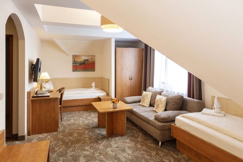 Family Room | In-room safe, iron/ironing board, free WiFi, bed sheets