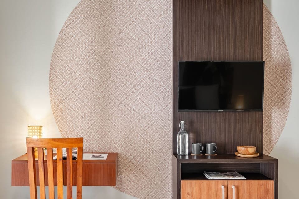 Deluxe Room, 1 Queen Bed | Free WiFi, bed sheets