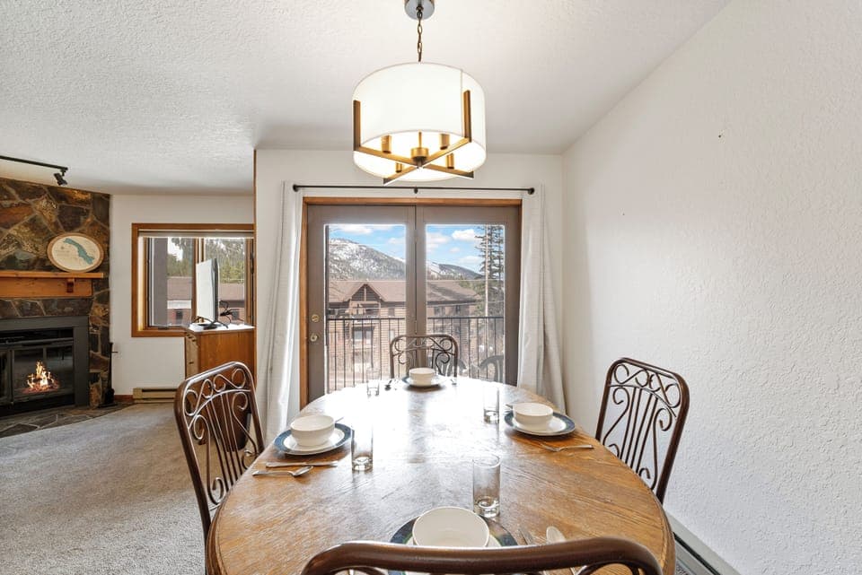 Dining for 4 Alfresco | Main Level