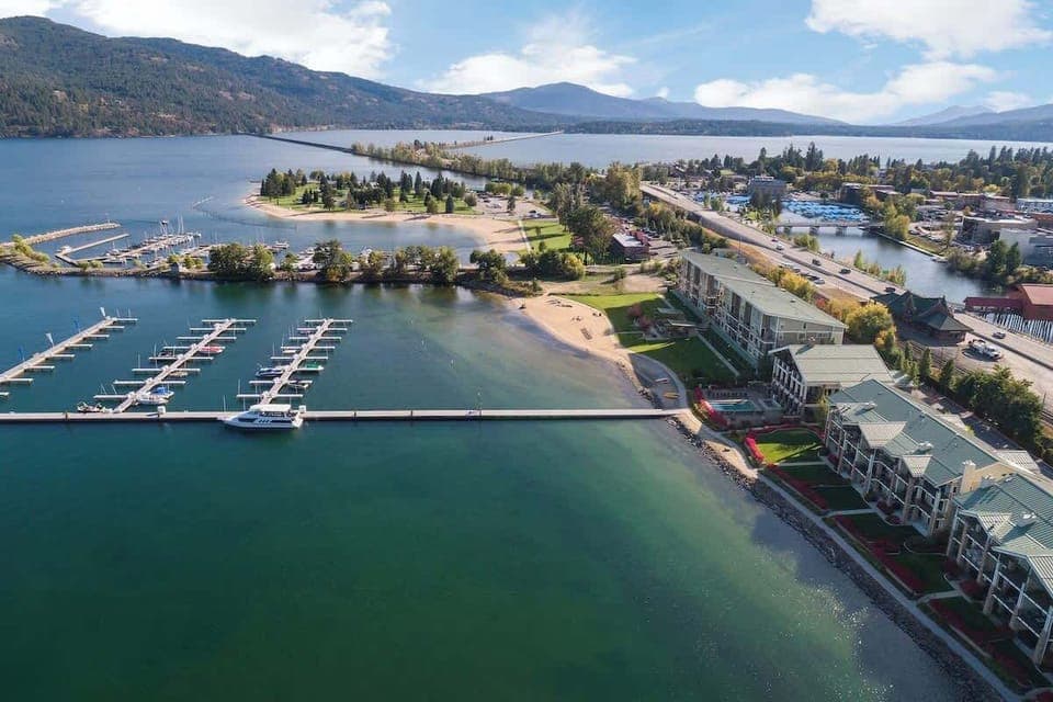 A boat slip is included in the Seasons marina !