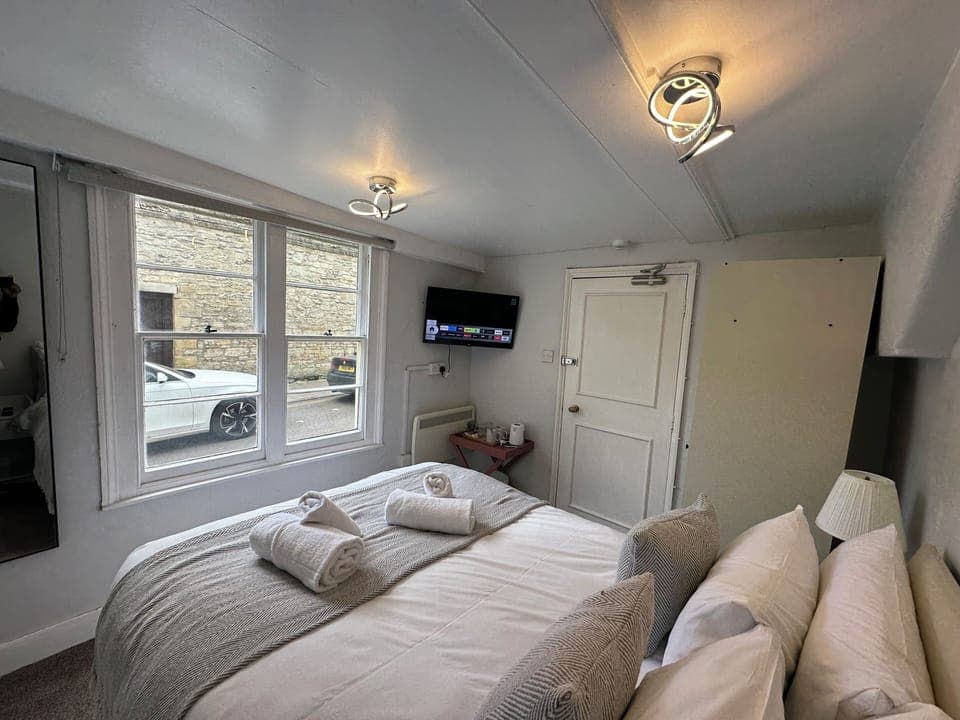 Standard Double Room | Iron/ironing board, free WiFi