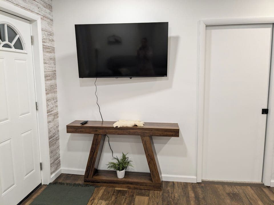 Smart TV
Console table