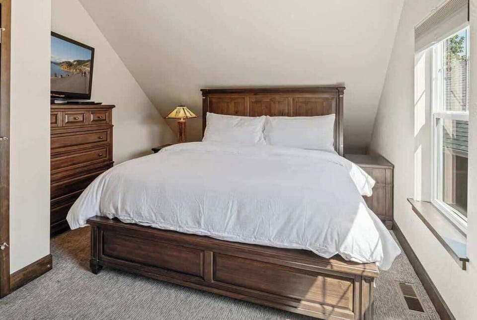  Bedroom 3 - upstairs with a queen bed 