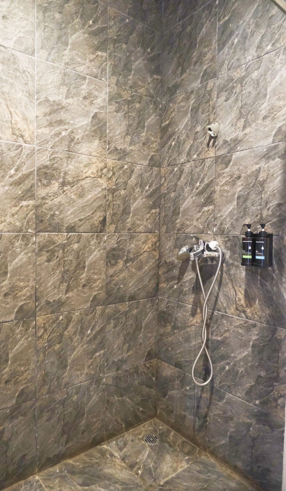 Shower, hydromassage showerhead, free toiletries, hair dryer