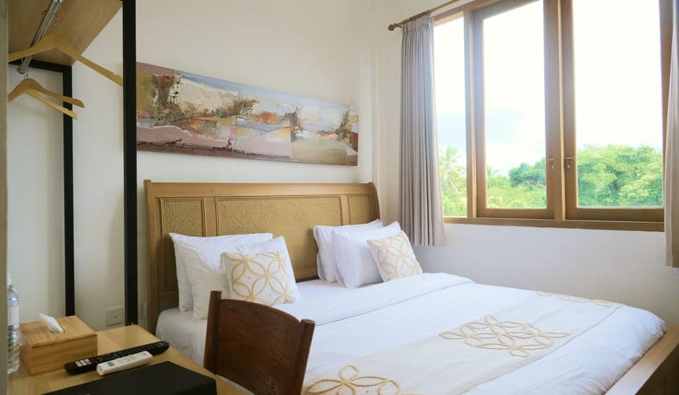 Desk, laptop workspace, soundproofing, free WiFi