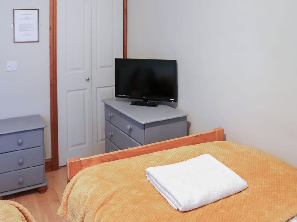 Twin bedroom | Ty&rsquo;n Cae Cottage, Rhostrehwfa Nr Llangefni
