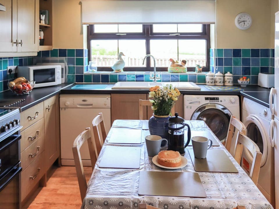 Kitchen/diner | Ty&rsquo;n Cae Cottage, Rhostrehwfa Nr Llangefni