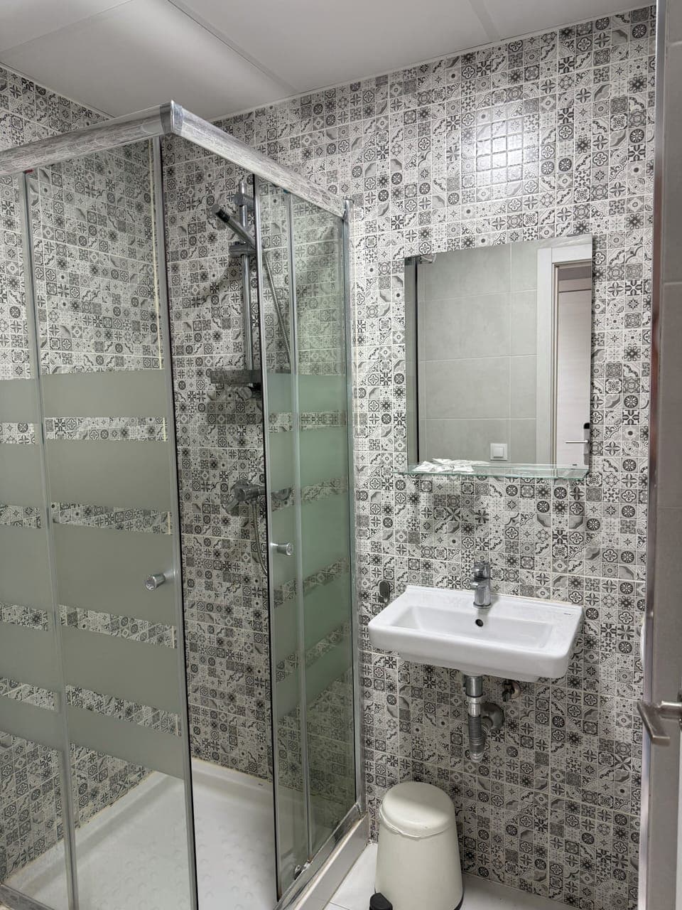 Shower, towels, shampoo, toilet paper