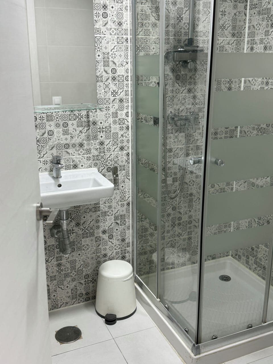 Basic Room | Bathroom | Shower, towels, shampoo, toilet paper