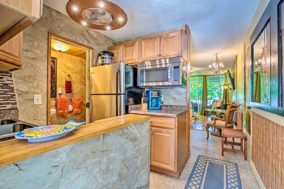 Full-size fridge, microwave, coffee/tea maker, toaster