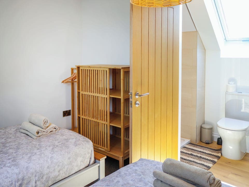 Twin bedroom | Bodlyn - Sarn Faen Cottages, Tal-y-Bont, near Barmouth