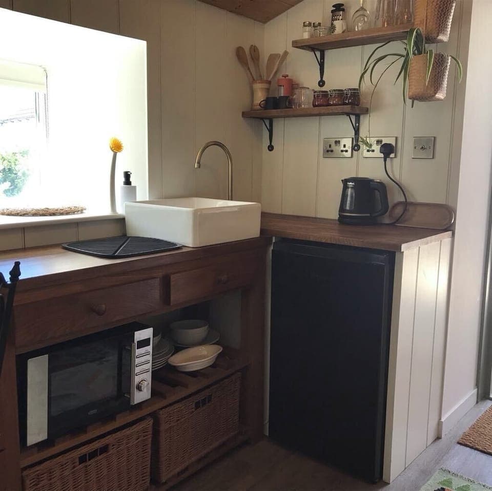 Kitchenette with sink, microwave, kettle, fridge and toaster (not shown)