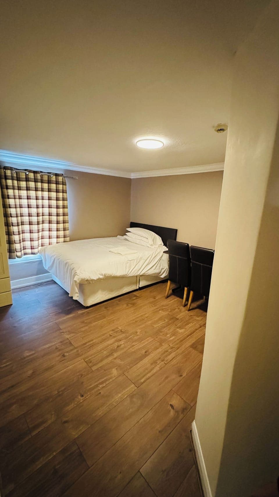 Single Room | Desk, laptop workspace, free WiFi