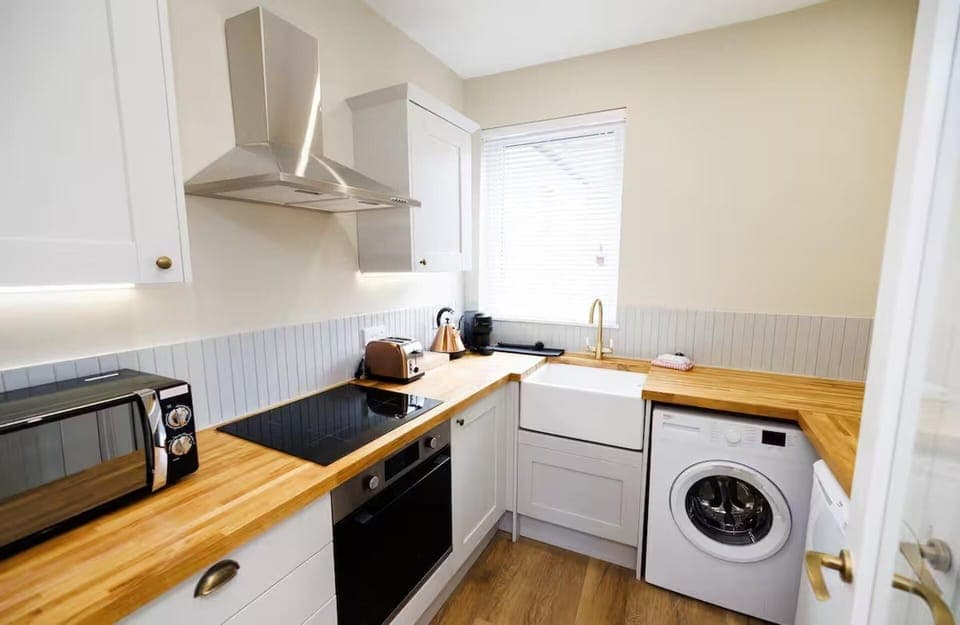 Apartment | Private kitchen | Fridge, microwave, oven, stovetop