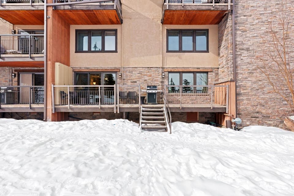 This unit is truly ski in ski out! Easy access to the Funnel Ski Run, just pop your skis on and go!