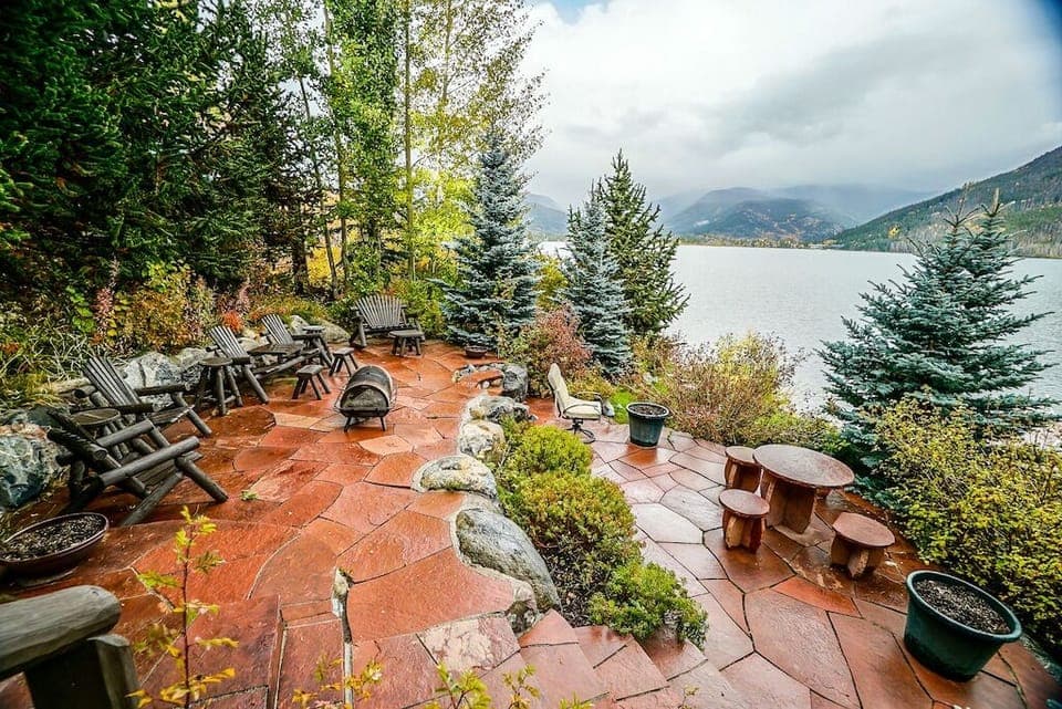 Property grounds directly on Shadow Mountain Lake