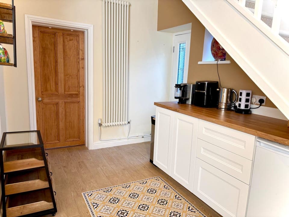 A kitchenette area , with toaster, microwave, air fryer, hot plate , kettle. 