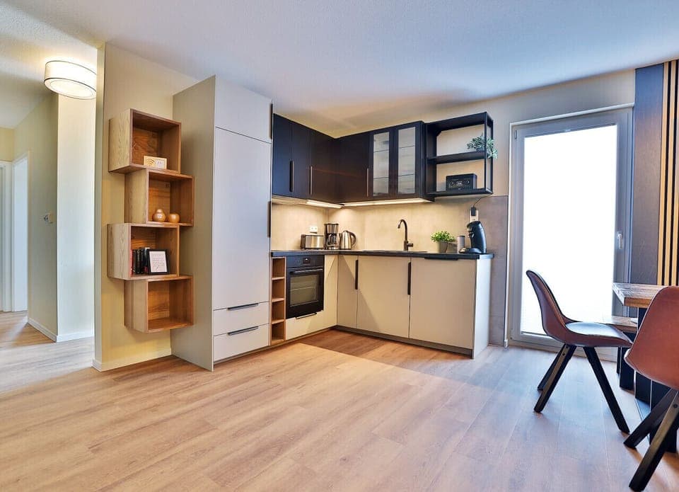 Neben der normalen Filter-Kaffeemaschine findest du hier auch noch eine Senseo-Pad-Maschine