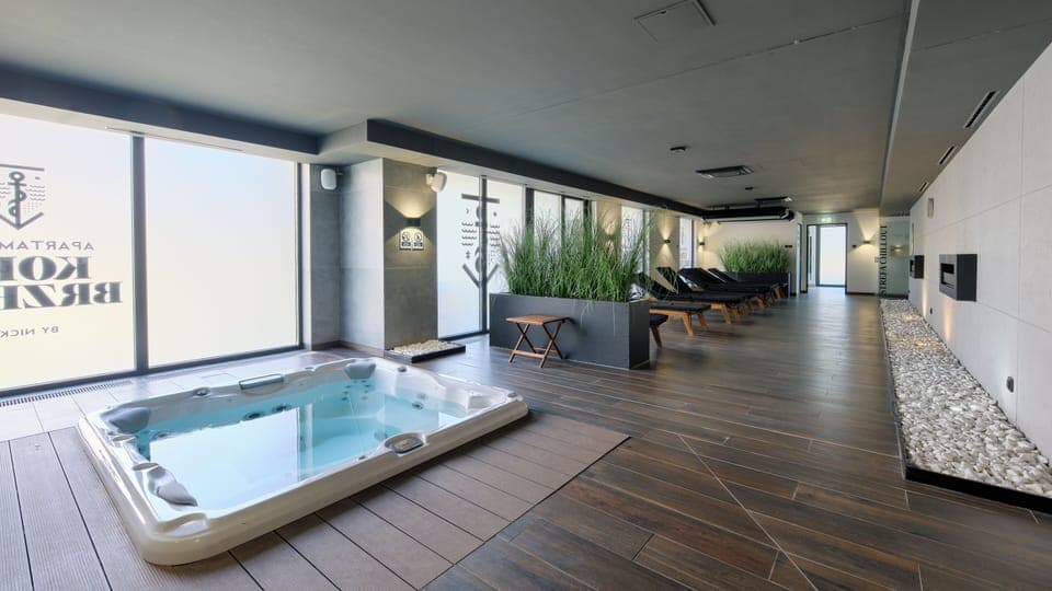 Indoor spa tub