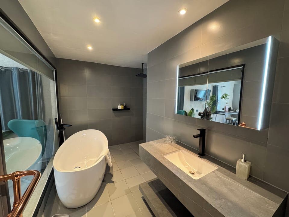 Deluxe Studio Suite, Patio, Courtyard View | Premium bedding, down comforters, free WiFi