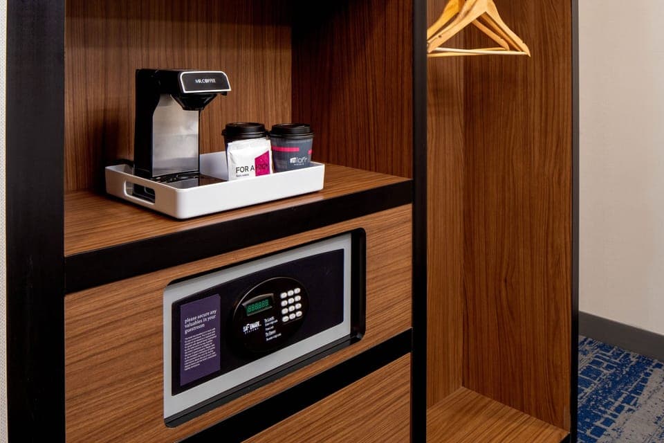 Traditional Room, 1 King Bed | In-room safe, desk, iron/ironing board, free cribs/infant beds