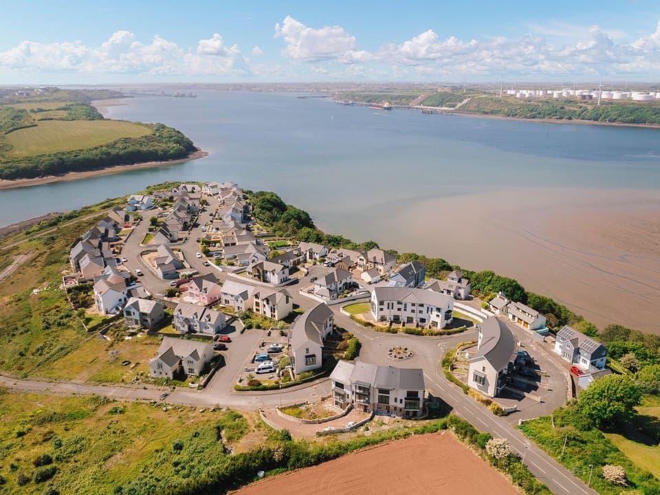 Setting | Crescent House, Pennar