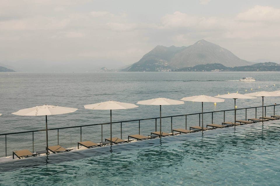 Seasonal outdoor pool, pool umbrellas, sun loungers