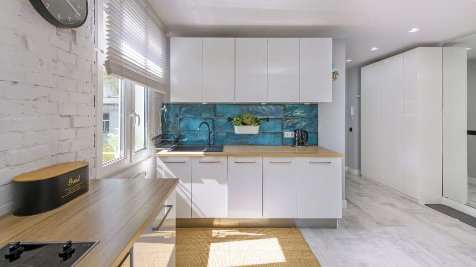 Apartament (3) | Private kitchen | Fridge, stovetop, electric kettle, cookware/dishes/utensils