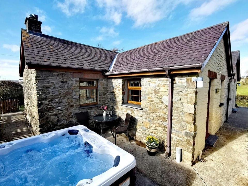 The hot tub by the side of Y Dderwen