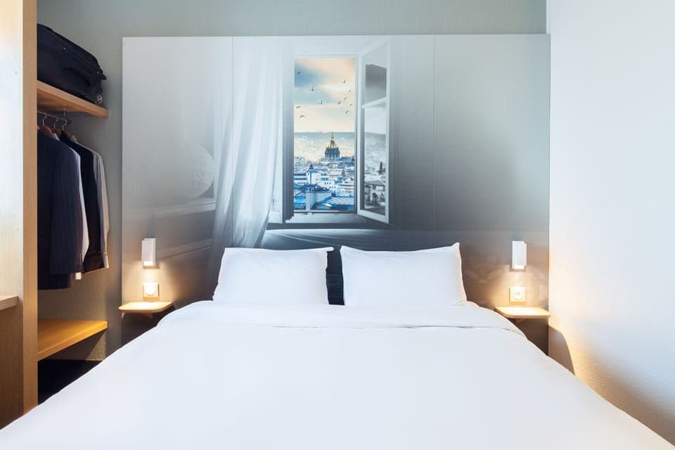 Premium bedding, desk, soundproofing, free WiFi