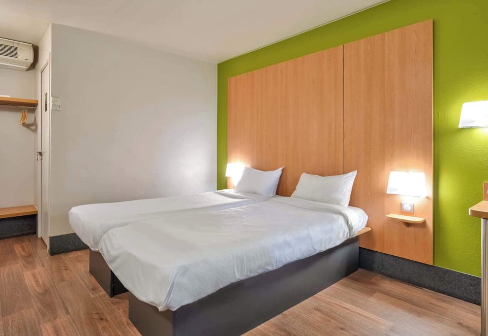 Twin Room, Non Smoking | Desk, soundproofing, free cribs/infant beds, free WiFi