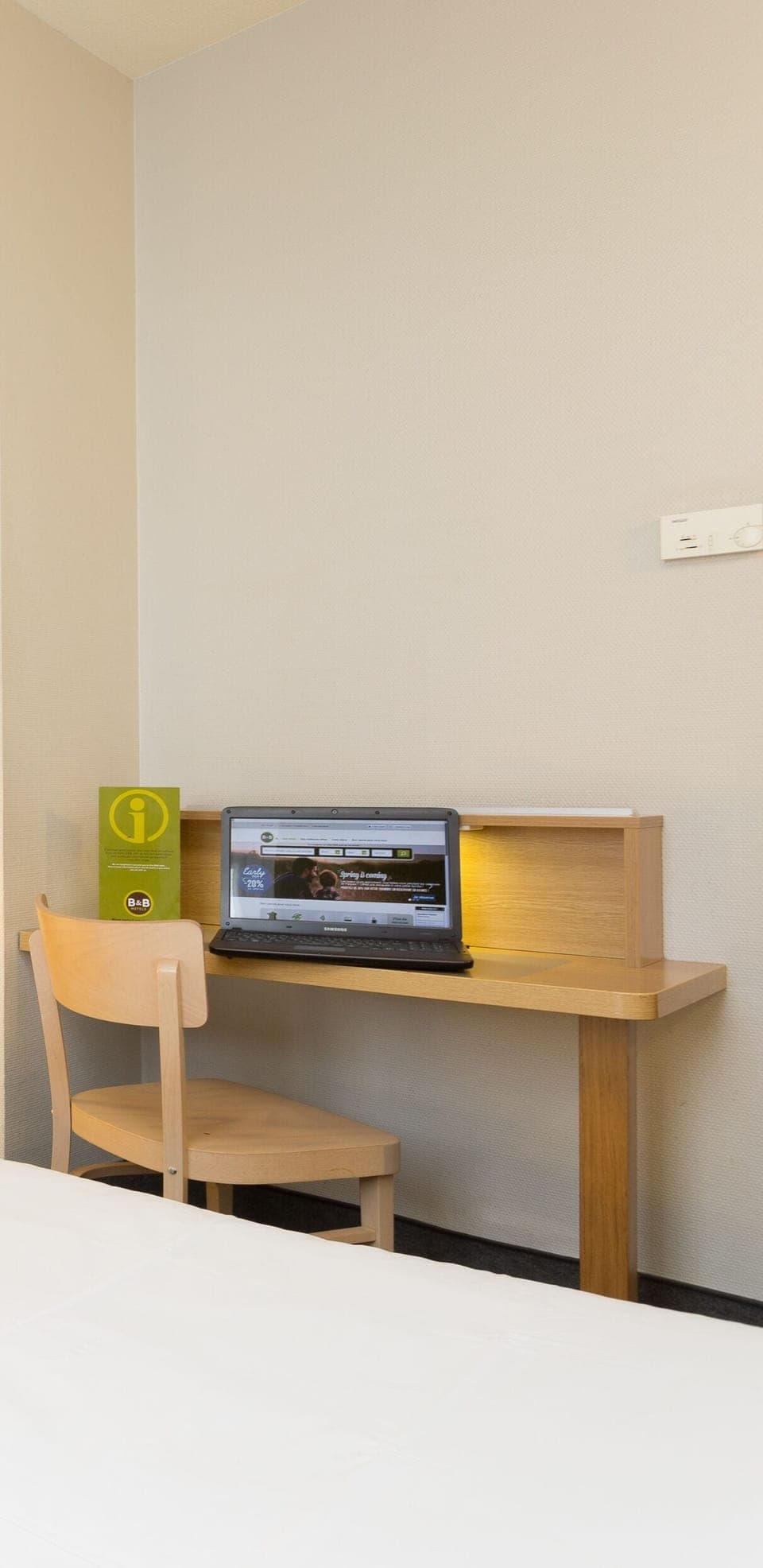 Desk, soundproofing, free WiFi, bed sheets