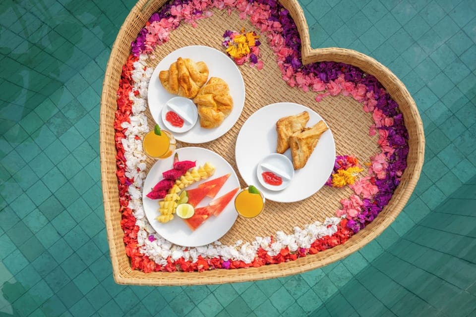 Floating Breakfast – Villa Merlin Cemagi