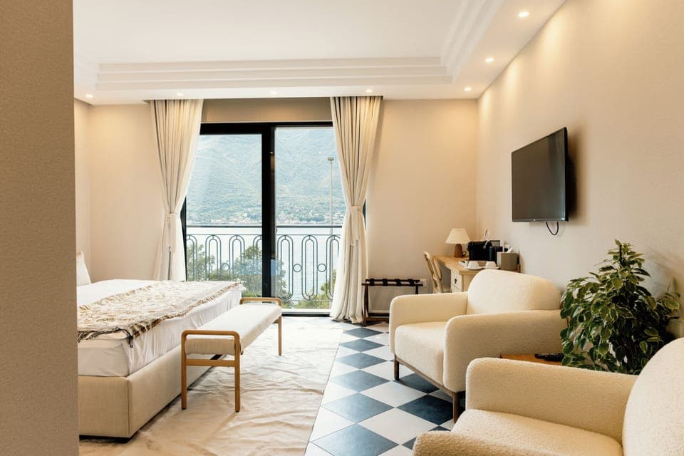 Deluxe Double Room, Sea View | Minibar, in-room safe, blackout drapes, soundproofing