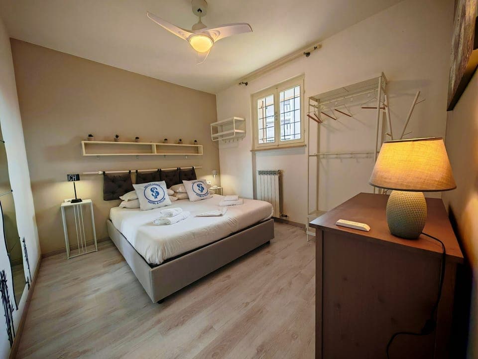 Cozy double room with modern furnishings and attention to detail. The spacious bed, warm lighting, and neutral tones create a relaxing atmosphere, ideal for resting after a day on the lake.