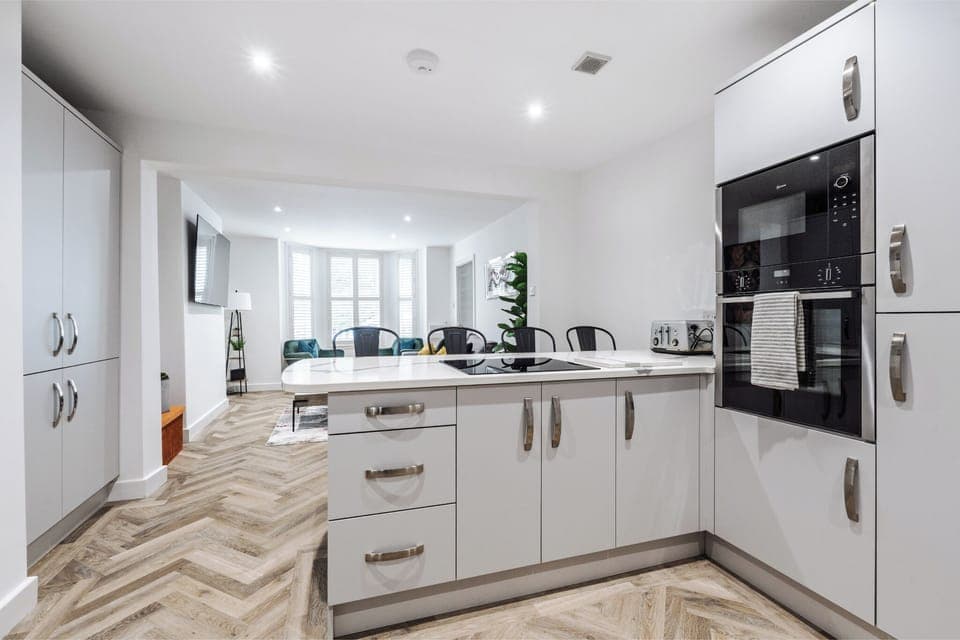 Kitchen:
A fully fitted kitchen equipped with all the essentials — including oven, hob, dishwasher, fridge, kettle, and cookware — giving you everything you need to prepare meals and enjoy a comfortable stay, whether short or long term.