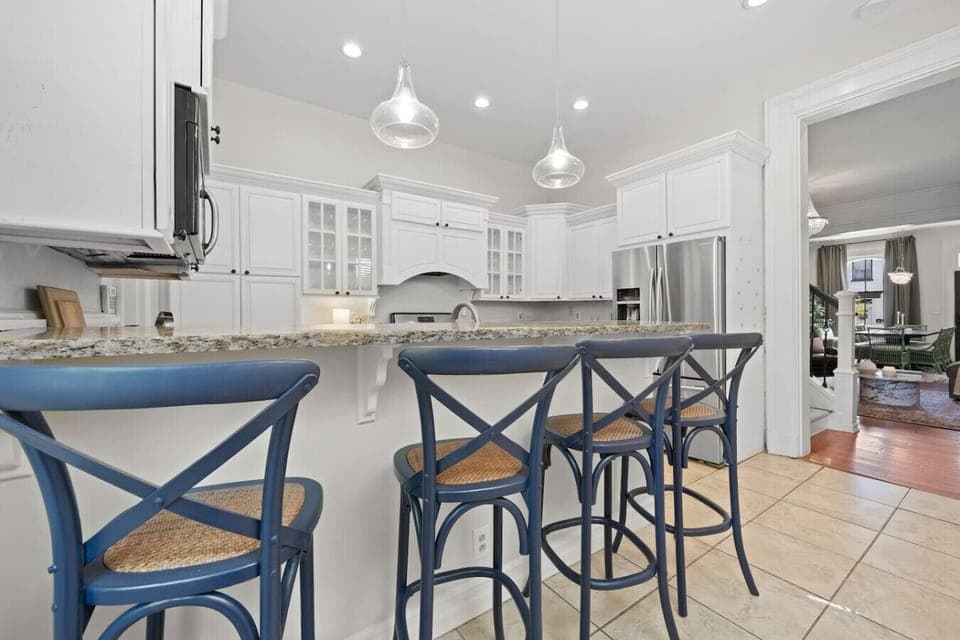 Fully Stocked Kitchen w/ Bar Seating