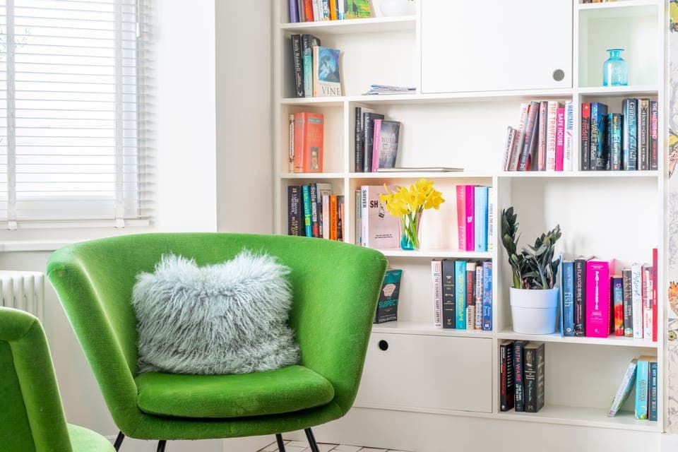 Edinburgh House, Aldeburgh: Bright sitting area with a bookshelf and plenty of natural light