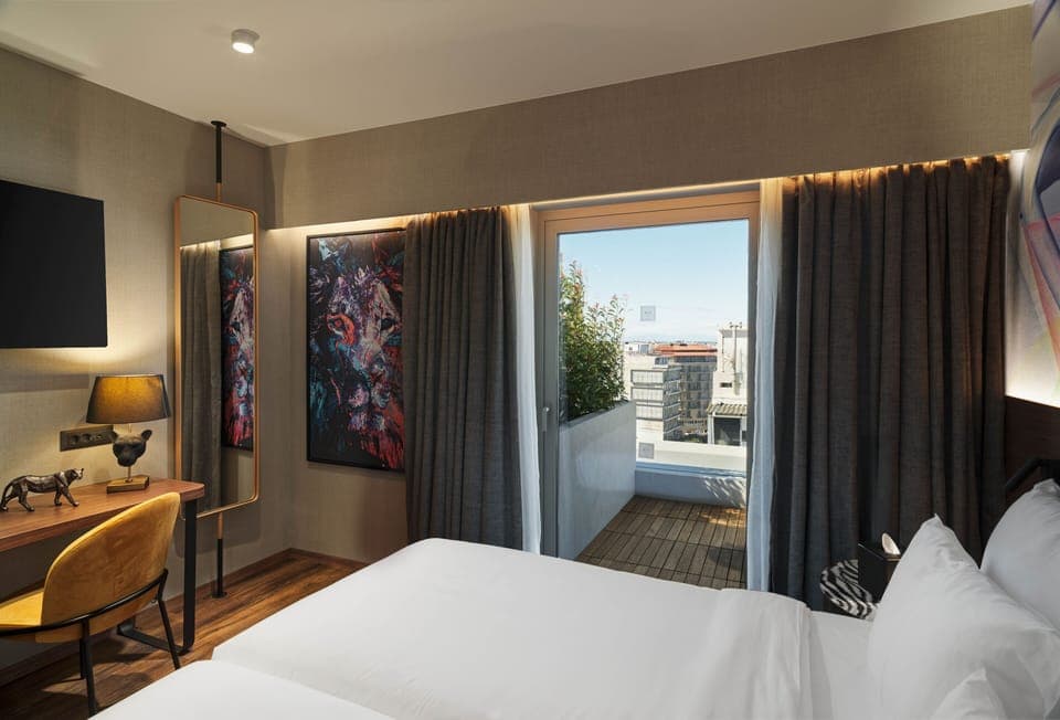 Executive Room with Business Lounge Access | Minibar, desk, free WiFi, bed sheets