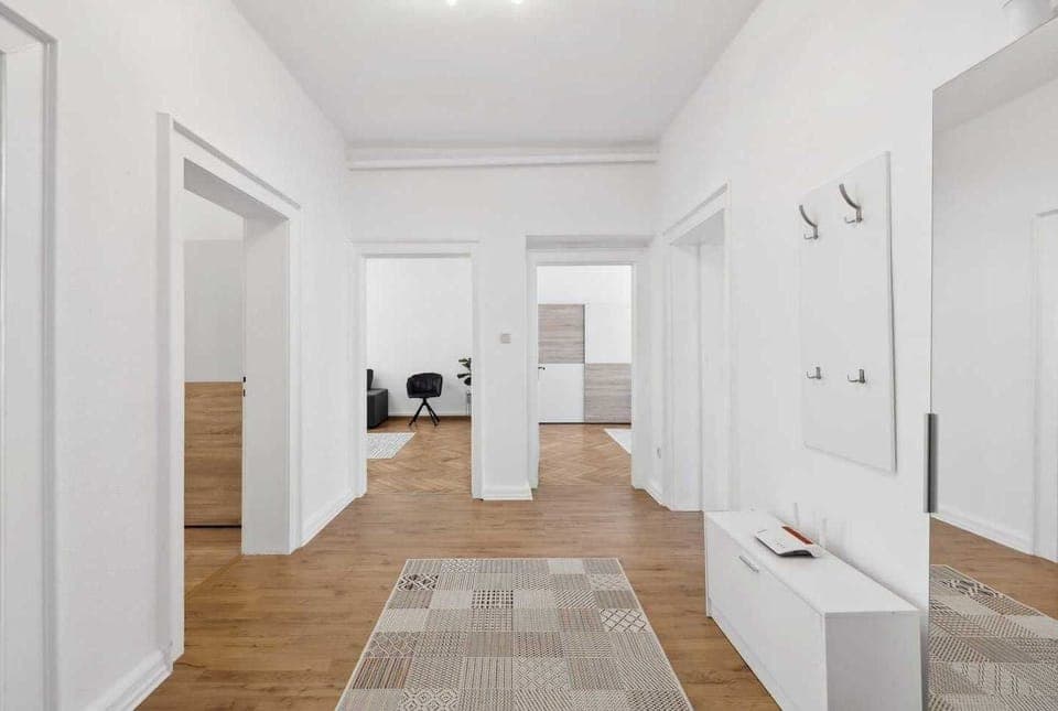 Heller, einladender Flur mit stilvollem Boden und viel Platz zum Ankommen in ihrer Ferienwohnung in Wilhelmshaven.